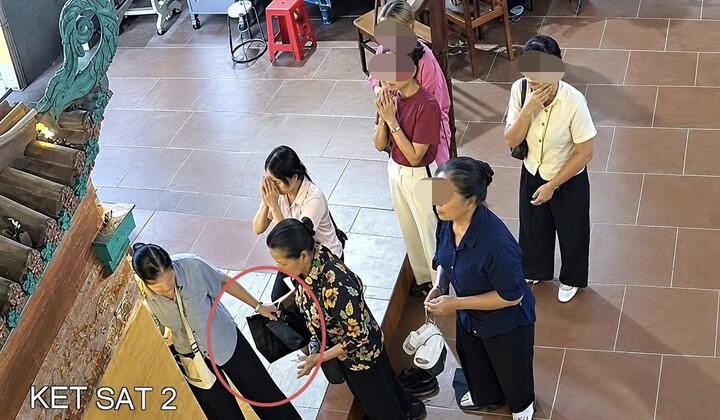 Hai người phụ nữ dàn cảnh móc túi tại đền Phấn Động, xã Tam Đa, tỉnh Bắc Ninh. (Ảnh cắt từ clip).