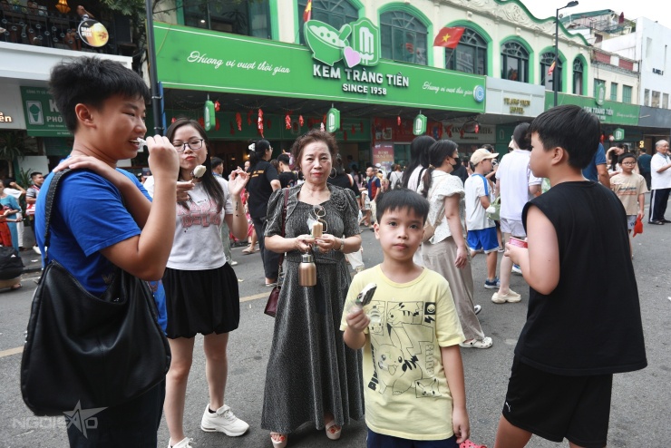 Cô Định (giữa) cùng cả gia đình đến cửa hàng 35 Tràng Tiền ăn kem hôm cuối tuần và ôn lại kỷ niệm.
