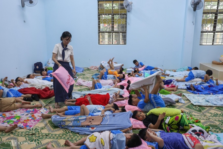 Học sinh lớp 1 ăn trưa tại phòng rồi ngủ trưa đến 14h. Khối 6, 10 ăn bán trú lúc 11h05 và vào học ca chiều lúc 13h30. Toàn trường có gần 500 em đăng ký ăn bán trú. Trường có 2 phòng ngủ bán trú cho học sinh khối 1, còn các lớp 6, 10 nghỉ trưa ngay tại phòng học.