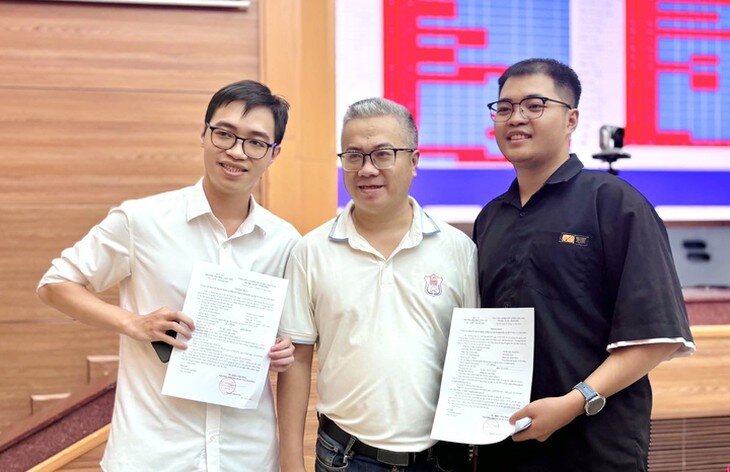 Bác sĩ Đỗ Tất Bình (bìa phải) cùng tân bác sĩ nội trú Y pháp (bìa trái) chụp ảnh lưu niệm cùng TS. Nguyễn Tuấn Anh, Phó Trưởng Bộ môn Y pháp, Trường Đại học Y Hà Nội tại Match Day 2026. Ảnh: TB
