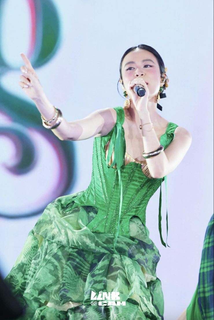 Không tin nổi sắc vóc Hoàng Thuỳ Linh ở tuổi 38 - 1