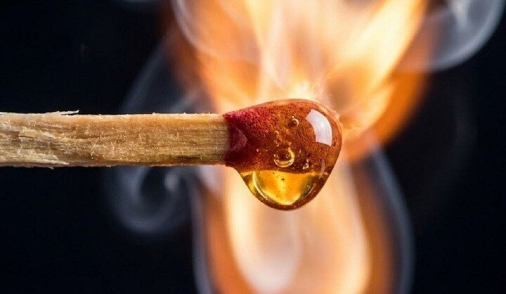Dùng lửa để phân biệt mật ong cũng là cách được nhiều người sử dụng.