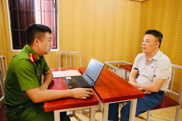 Công an lấy lời khai đối tượng. Ảnh: CAHT.