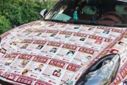 Chủ xe sang Porsche phủ kín xe bằng ảnh 90 trẻ mất tích, gây sốt mạng xã hội