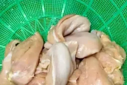 Hà Nội: Phụ huynh phát hiện gà, tôm bốc mùi được đưa đến trường để chế biến cho học sinh
