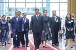 Nhà Vua Thái Lan và Hoàng hậu tự lái chuyên cơ thăm Việt Nam