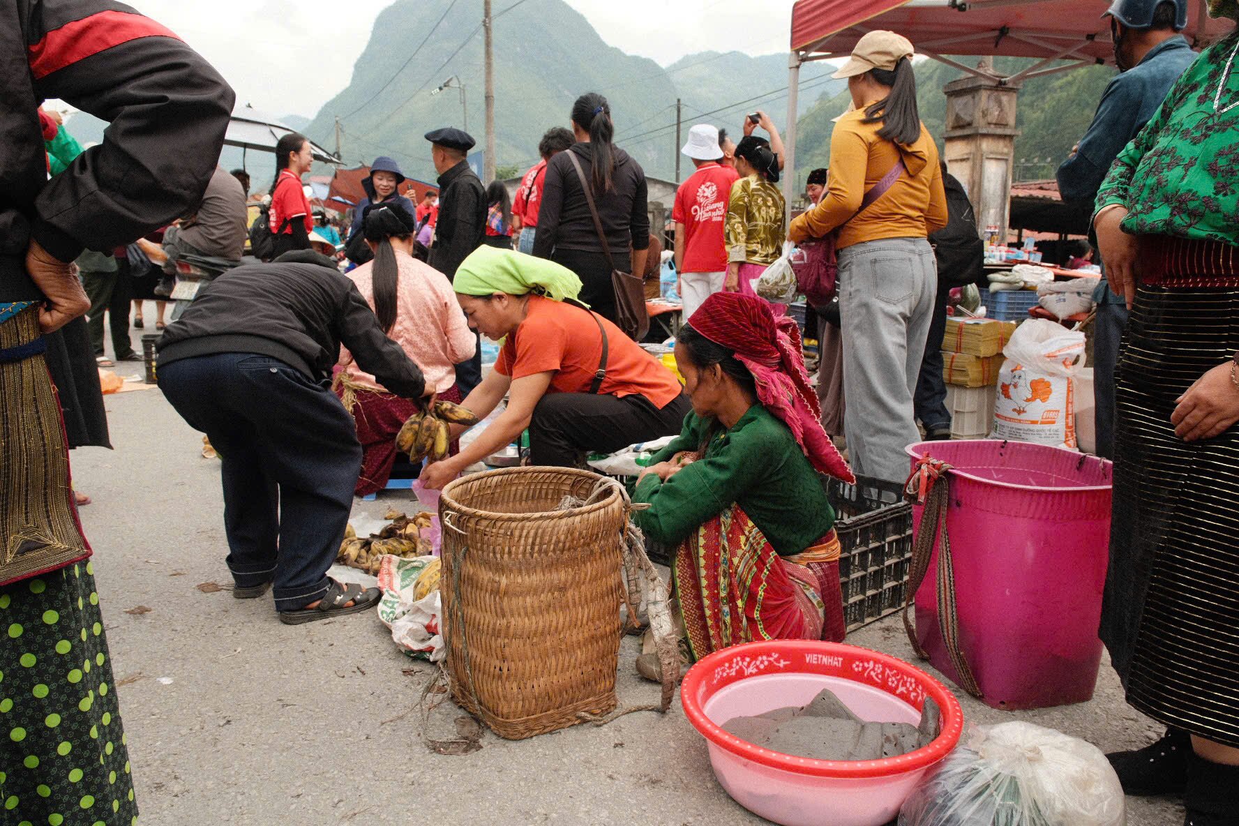 Anh Hiệp thích thú trước khung cảnh buôn bán nhộn nhịp, mang đậm nét văn hóa vùng cao ở phiên chợ lùi độc đáo bậc nhất Tuyên Quang