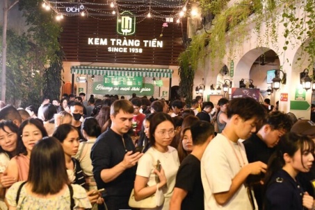 Cảnh tượng chưa từng có trước ngày kem Tràng Tiền đóng cửa