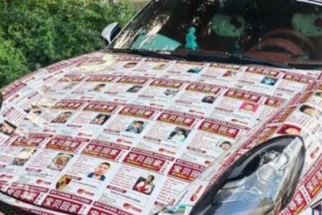 Chủ xe sang Porsche phủ kín xe bằng ảnh 90 trẻ mất tích, gây sốt mạng xã hội