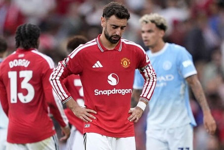 MU thua Man City dù đá hơn người: Carrick thụ động khó hiểu, Fernandes bị "lột mặt nạ"