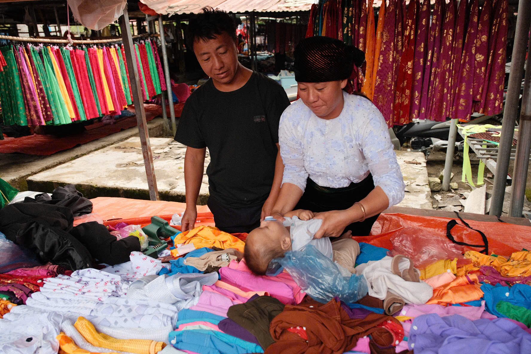 Từ sáng sớm, người dân ở các bản quanh vùng mặc trang phục truyền thống, đi bộ hoặc xe máy xuống chợ. Người mang rau củ, ngô, mật ong, nông sản; người bán gia súc, gia cầm, nông cụ và những vật dụng thiết yếu