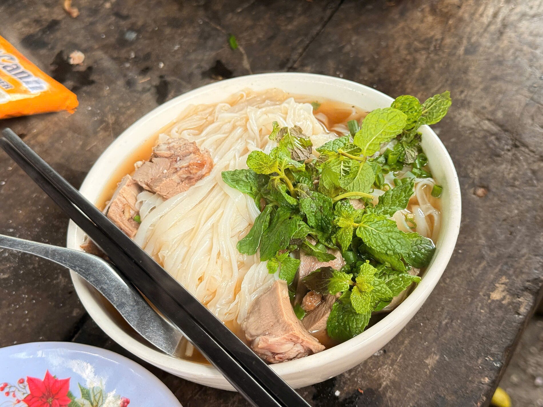 Trong chợ có nhiều gian hàng ăn uống, phục vụ các món đặc trưng bản địa với giá bình dân