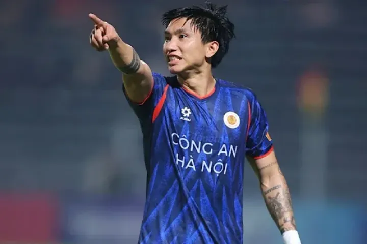 Văn Hậu đối diện án phạt bổ sung sau pha đạp bóng nguy hiểm với Ngọc Tân