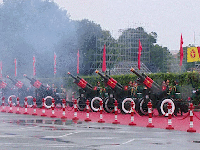 Dàn đại bác khai hỏa tại Hoàng thành Thăng Long trong lễ đón Quốc vương Thái Lan