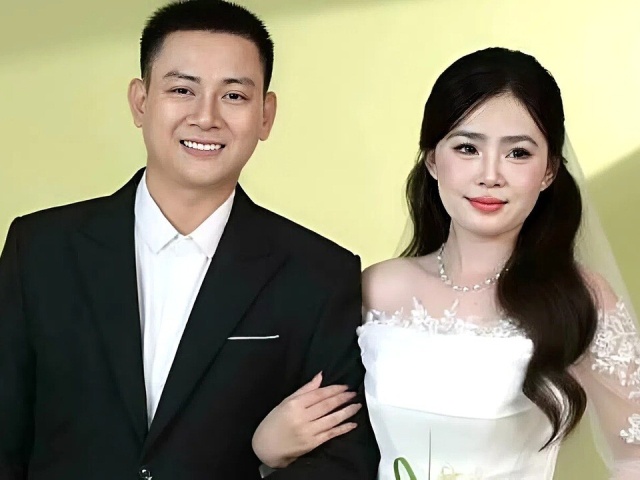 Khoảnh khắc chụp ảnh cưới ngọt ngào và tình tứ của ca sĩ Hoài Lâm cùng vợ sắp cưới.