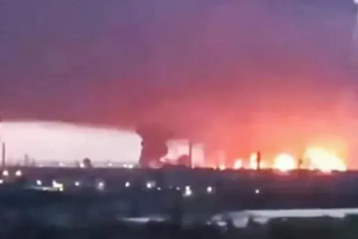 Ukraine tập kích nhà máy lọc dầu, cơ sở sản xuất máy bay không người lái của Nga