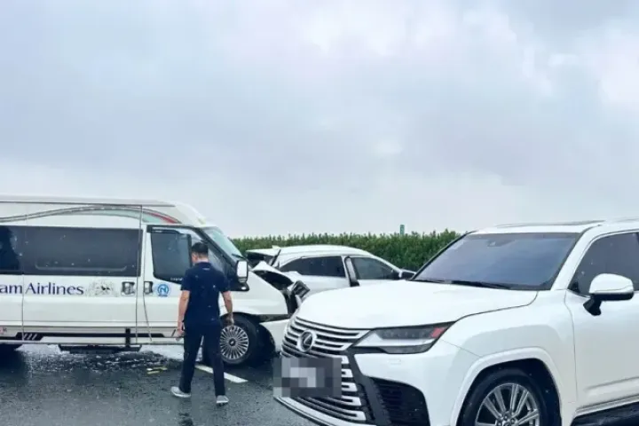 Vụ ô tô Lexus lạng lách, dừng giữa cao tốc có dấu hiệu tội phạm