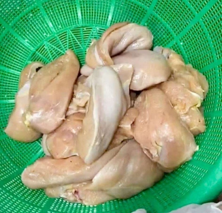 Thịt gà bốc mùi tại Trường Tiểu học Lê Trọng Tấn ngày 11/9. Ảnh: CMH