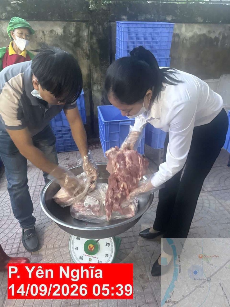 Thêm sự cố suất ăn bán trú: Phụ huynh Hà Nội phát hiện thịt gà bốc mùi, UBND phường nói gì? - 4
