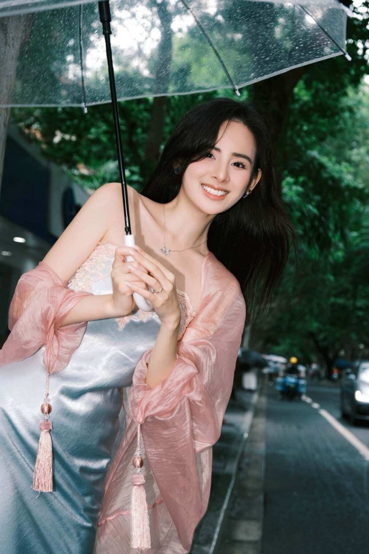 Hương Liên hiện làm mẫu ảnh, trình diễn váy cưới cho các thương hiệu. Video: Facebook Hương Liên.