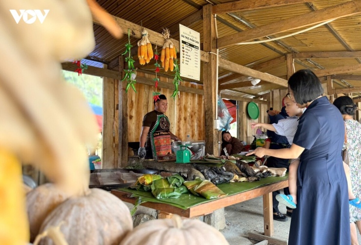 Cũng tại Pha Đin Top, những không gian văn hóa các dân tộc được tái hiện sống động.