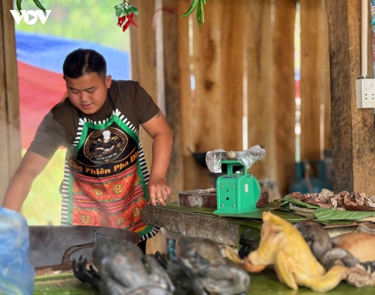 Gà đen, lợn bản, mèn mén, óc đậu, rau rừng… là những nét ẩm thực đậm bản sắc văn hóa dân tộc, được bà con mang đến chợ phiên Pha Đin vào thứ 7 hàng tuần.