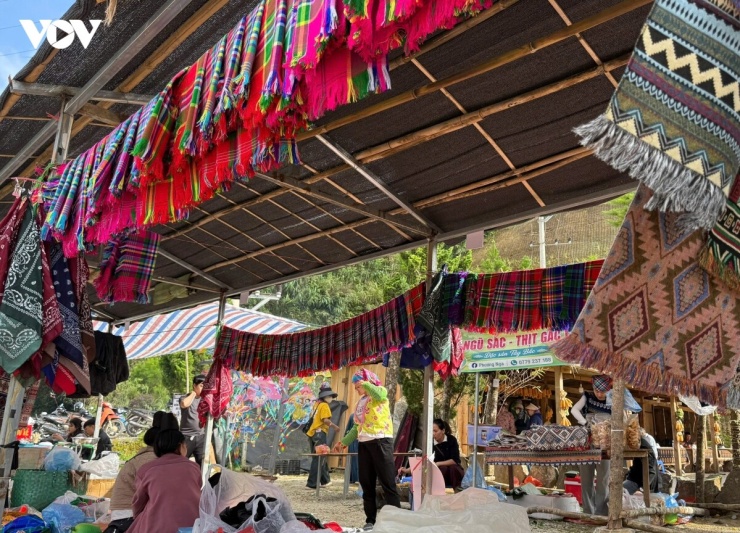 Không chỉ ẩm thực, các sản phẩm được bà con mang xuống phiên chợ khá đa dạng, vừa để bán, vừa để giới thiệu bản sắc văn hóa của người dân vùng cao. Các mặt hàng đều được niêm yết giá để đem đến trải nghiệm tốt nhất cho du khách.