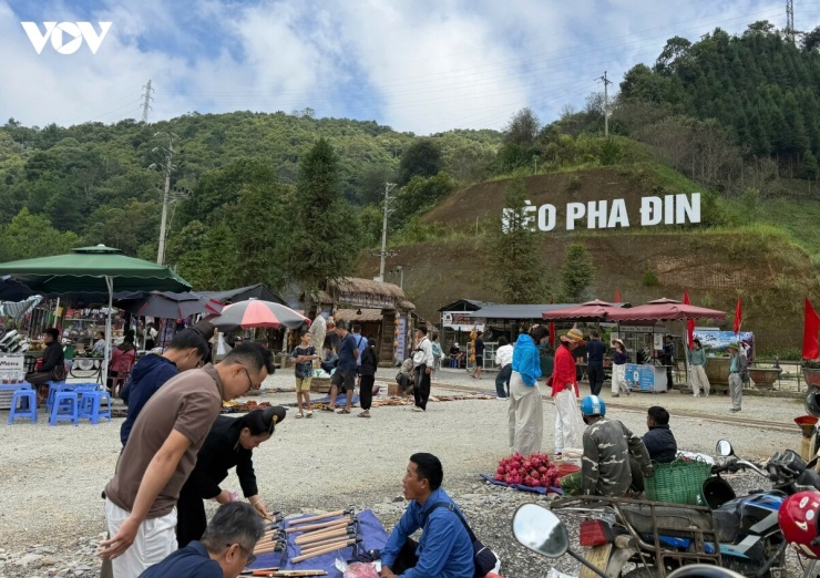 Không gian văn hóa hòa cùng hương sắc vùng cao nơi đỉnh đèo Pha Đin, hứa hẹn giúp nơi đây trở thành điểm dừng chân lý tưởng trên cung đường du lịch Sơn La, Tây Bắc.