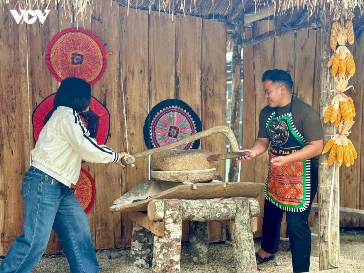 Những nét đẹp trong lao động, sản xuất, văn hóa truyền thống của đồng bào các dân tộc cũng được giới thiệu.