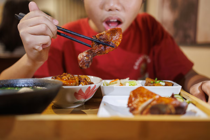 Nhiều người tin rằng nếu tiêu thụ đạm vượt quá ngưỡng 20-30 g, phần đạm dư thừa sẽ bị đào thải ra ngoài hoặc chuyển hóa thành năng lượng dư thừa. Ảnh minh họa: iStock.