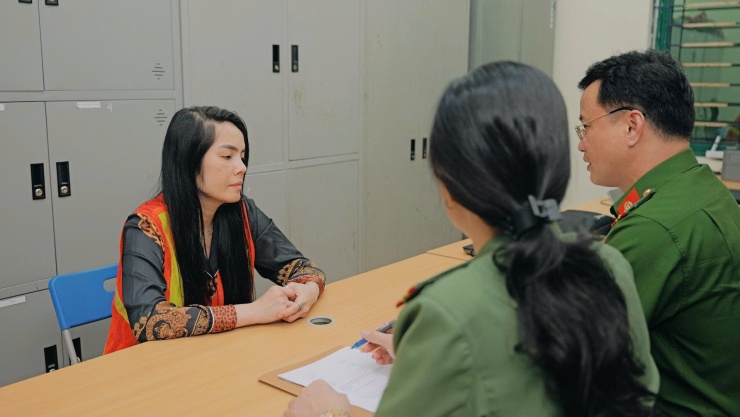 Nữ diễn viên Kiều Thanh làm việc với cơ quan công an. Ảnh: T.D.