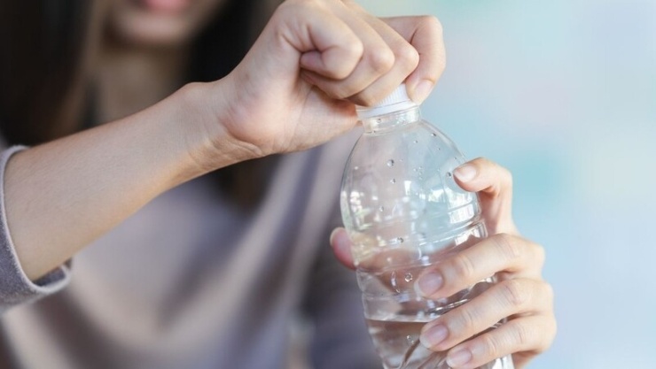 Khi mở nắp, nước đóng chai có thể tiếp xúc với tay, miệng, không khí và các bề mặt xung quanh, làm tăng nguy cơ vi sinh vật xâm nhập