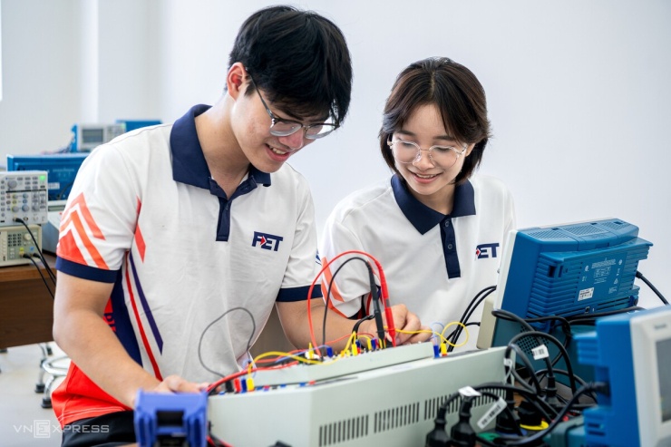 Đoàn Duy Thanh và Ngô Thị Cẩm Chi, sinh viên năm thứ ba ngành Kỹ thuật máy tính, trải nghiệm tại phòng thực tập Điện tử ở trụ sở mới.