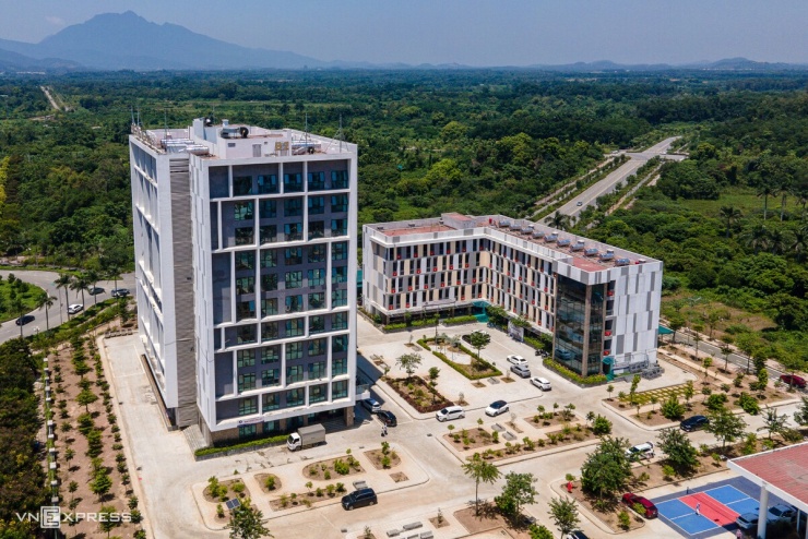 Một khu ký túc xá trong khuôn viên khu đô thị Đại học Quốc gia Hà Nội. Hiện, ký túc xá đáp ứng khoảng 5.000 sinh viên.
