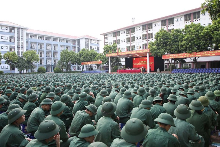Trung tâm Giáo dục Quốc phòng và An ninh trong khu đô thị đón cùng lúc hơn 4.000 tân sinh viên trường Đại học Công nghệ đến học tập, rèn luyện hôm 4/9. Ảnh: VNU
