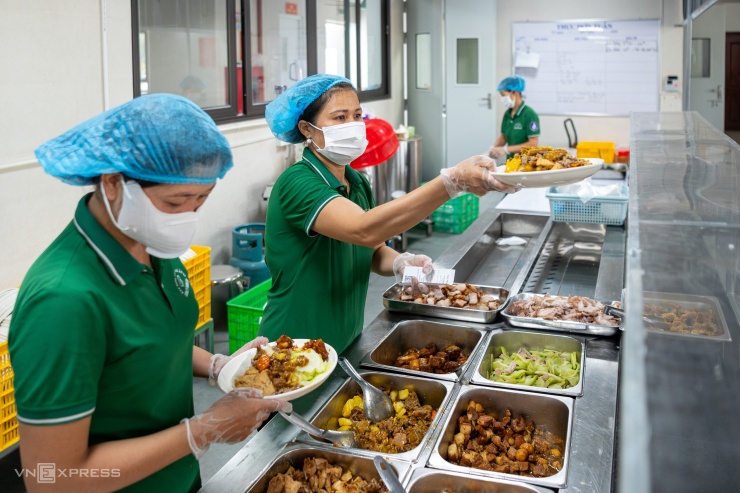 Khu vực ký túc xá còn có nhà ăn, cửa hàng tiện ích, siêu thị mini, dịch vụ giặt sấy. Một suất cơm, bún, phở có giá khoảng 30.000-45.000 đồng.