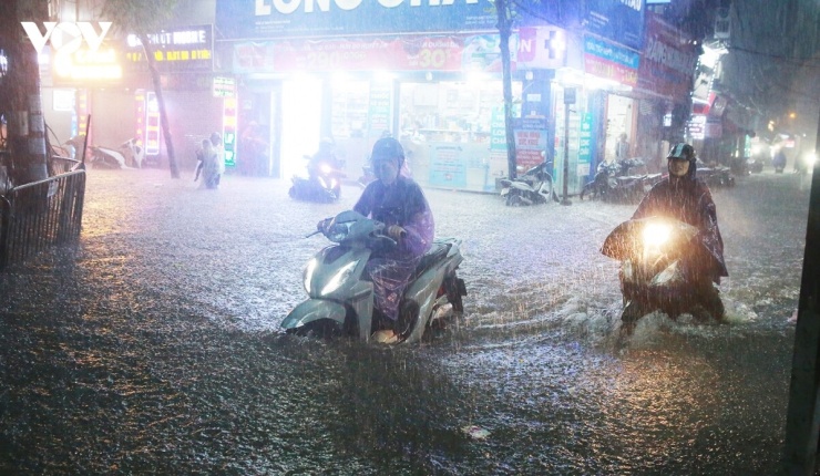 Mưa lớn gây ngập cục bộ ở nhiều nơi của Hà Nội