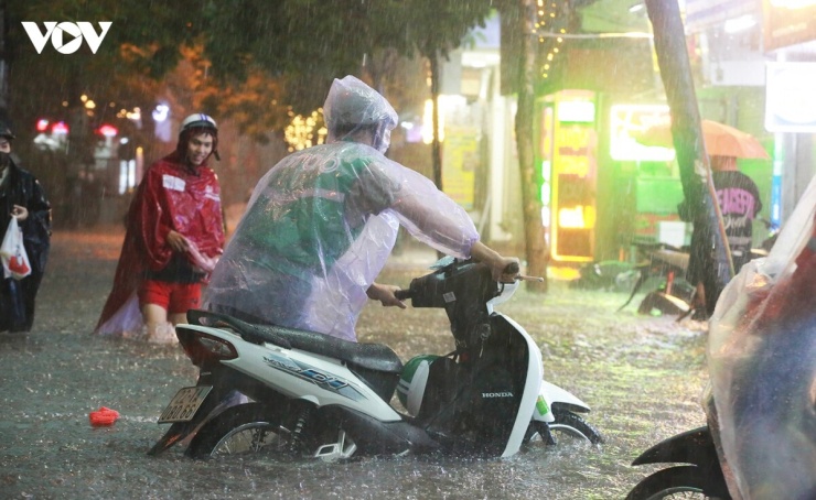 Nhiều khu vực ở Hà Nội ngập sâu