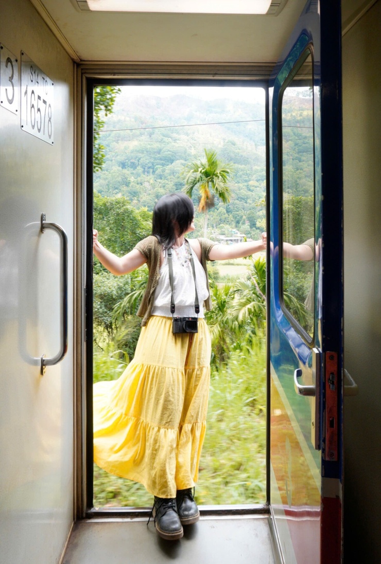Trong hành trình, Ly nhìn thấy những ngôi nhà nằm thưa giữa núi, hàng cau, rừng cây và các đồi chè. Lượt về diễn ra sau một cơn mưa, khiến cảnh vật xanh mướt, sương phủ quanh các sườn núi. Điểm đặc biệt của chuyến tàu này là cửa ra vào thường để mở khi tàu chạy. Nhiều du khách đứng hoặc ngồi sát cửa để chụp ảnh, tạo nên hình ảnh đặc trưng của những chuyến tàu vùng cao nguyên Sri Lanka. Nữ du khách cho hay hành động chụp ảnh ở cửa ra vào không bị cấm nhưng cần lưu ý an toàn. Tàu chạy chậm, khoảng 20-40 km/h tùy đoạn, nhưng khoảng cách từ cửa toa xuống mặt đất khá lớn.