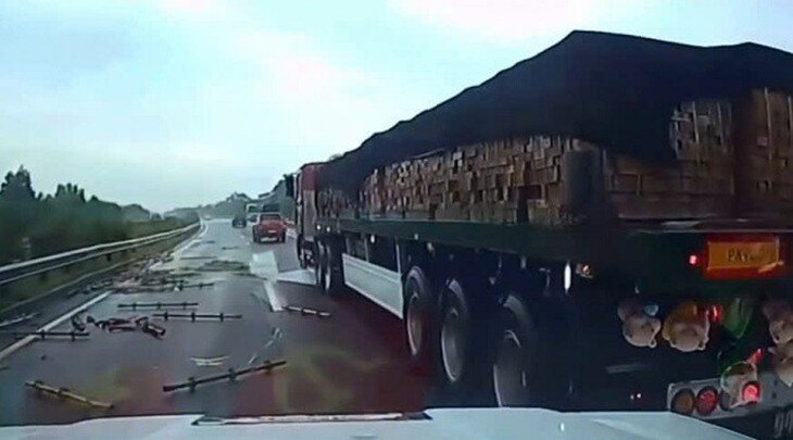 Hình ảnh hàng hóa rơi vãi trên cao tốc (ảnh cắt từ clip). Nguồn: Cục CSGT.