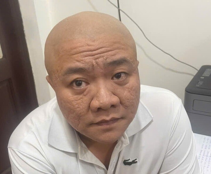 Khởi tố 6 kẻ chuyên mua bán nhân viên nữ quán karaoke - 1