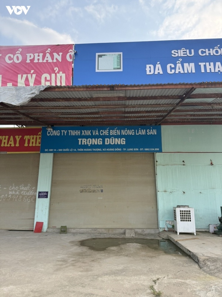 Chiều 11/9, cửa cuốn phía trước một cơ sở chế biến chân gà đông lạnh trên Quốc lộ 1A, thuộc khối Hoàng Thượng, phường Tam Thanh, tỉnh Lạng Sơn đóng kín
