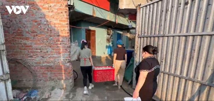 Tuy nhiên, ở bên trong, phóng viên ghi nhận công nhân vẫn đưa chân gà từ thùng container vào khu vực chế biến