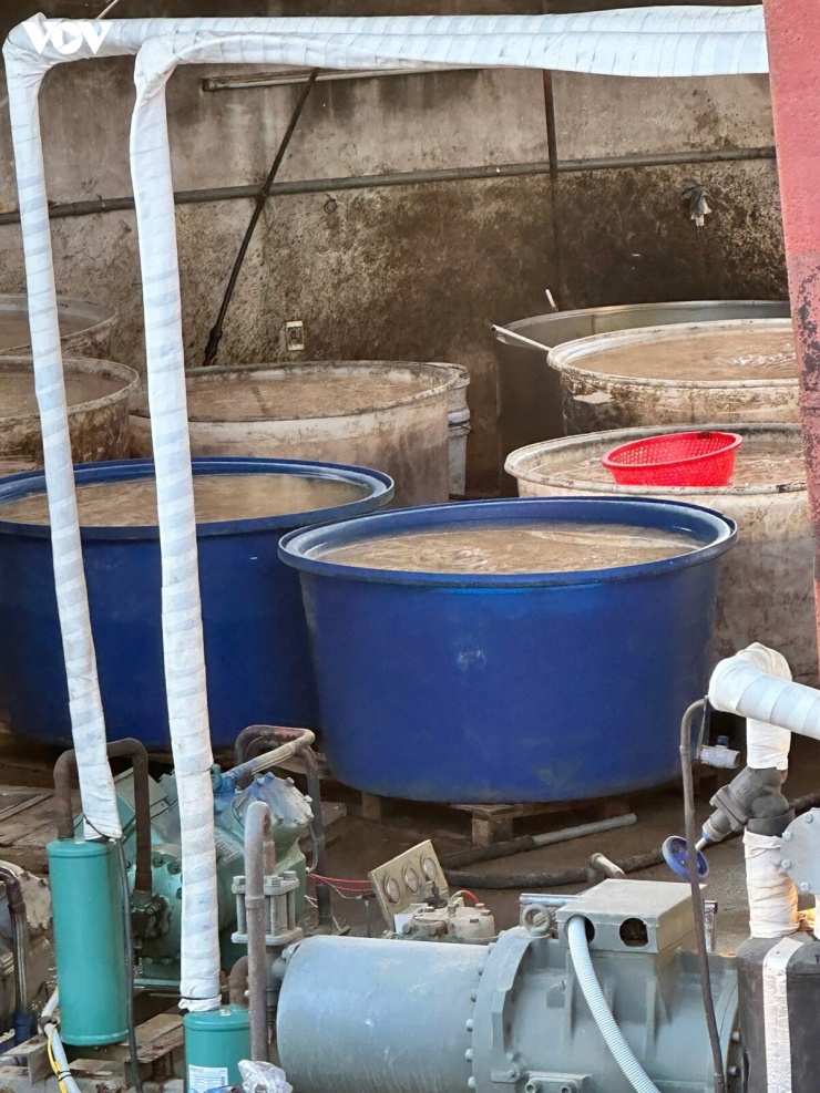 Ngày 4/9, Đội trưởng Đội Quản lý thị trường số 1, Chi cục Quản lý thị trường tỉnh Lạng Sơn ban hành quyết định xử phạt hộ kinh doanh Quang Minh LS (chủ xưởng chân gà này) 51 triệu đồng về 7 hành vi vi phạm