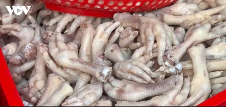Nhiều hành vi vi phạm đã bị lực lượng chức năng phát hiện như người trực tiếp chế biến không mang đầy đủ bảo hộ và chưa có giấy xác nhận tập huấn kiến thức an toàn thực phẩm...