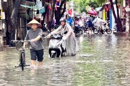 Mưa lớn suốt đêm, nhiều tuyến phố Hà Nội ngập trong giờ cao điểm