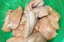 Vụ ‘gà, tôm bốc mùi đưa vào trường học’, Hà Nội chỉ đạo xử lý nghiêm