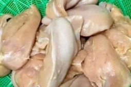 Thêm sự cố suất ăn bán trú: Phụ huynh Hà Nội phát hiện thịt gà bốc mùi, UBND phường nói gì?