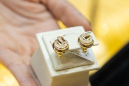 Giá vàng hôm nay 15/9: Tiếp tục lao dốc