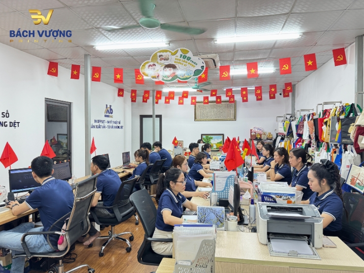 Đội ngũ nhân sự chất lượng cao với hơn 100 nhân sự từ các phòng ban